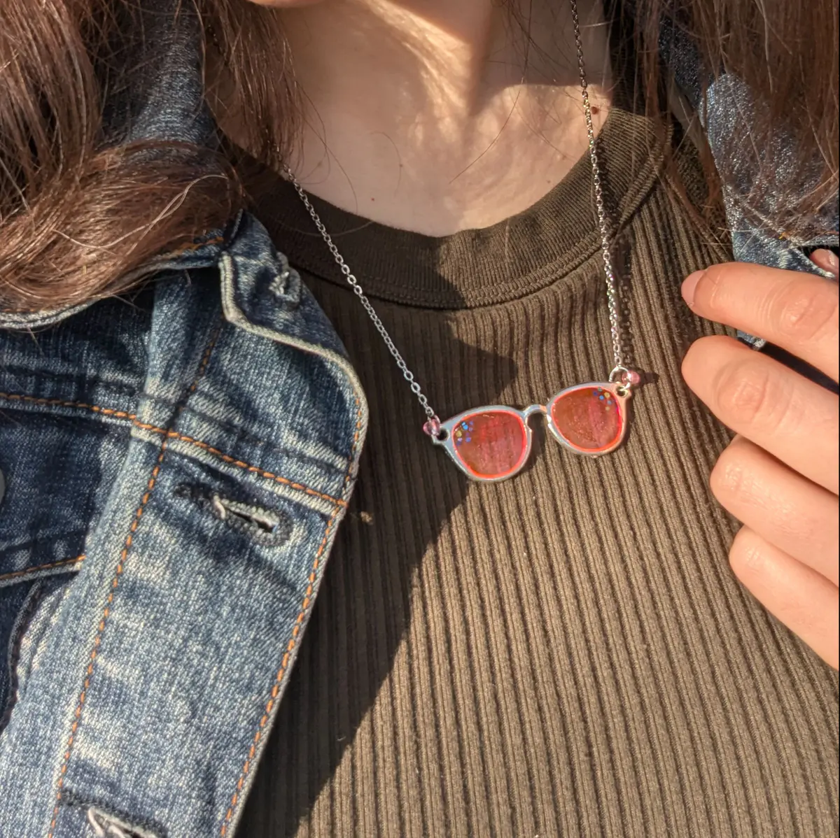 Sunglasses necklaces wearing 