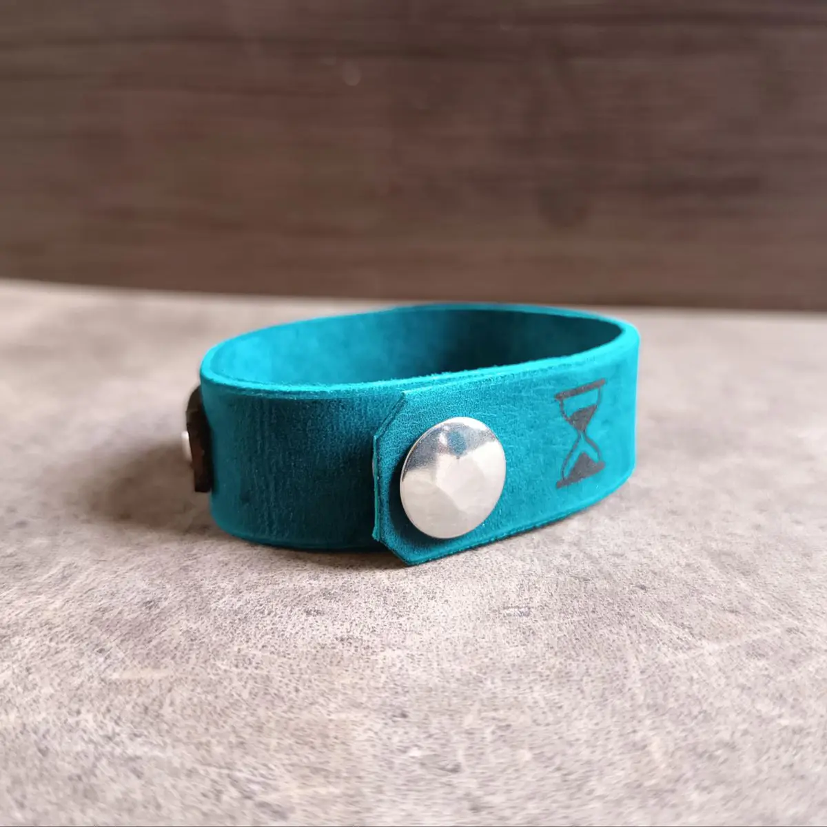 Blue Brown Leather Bracelet reading Memento Mori / Memento Vivere