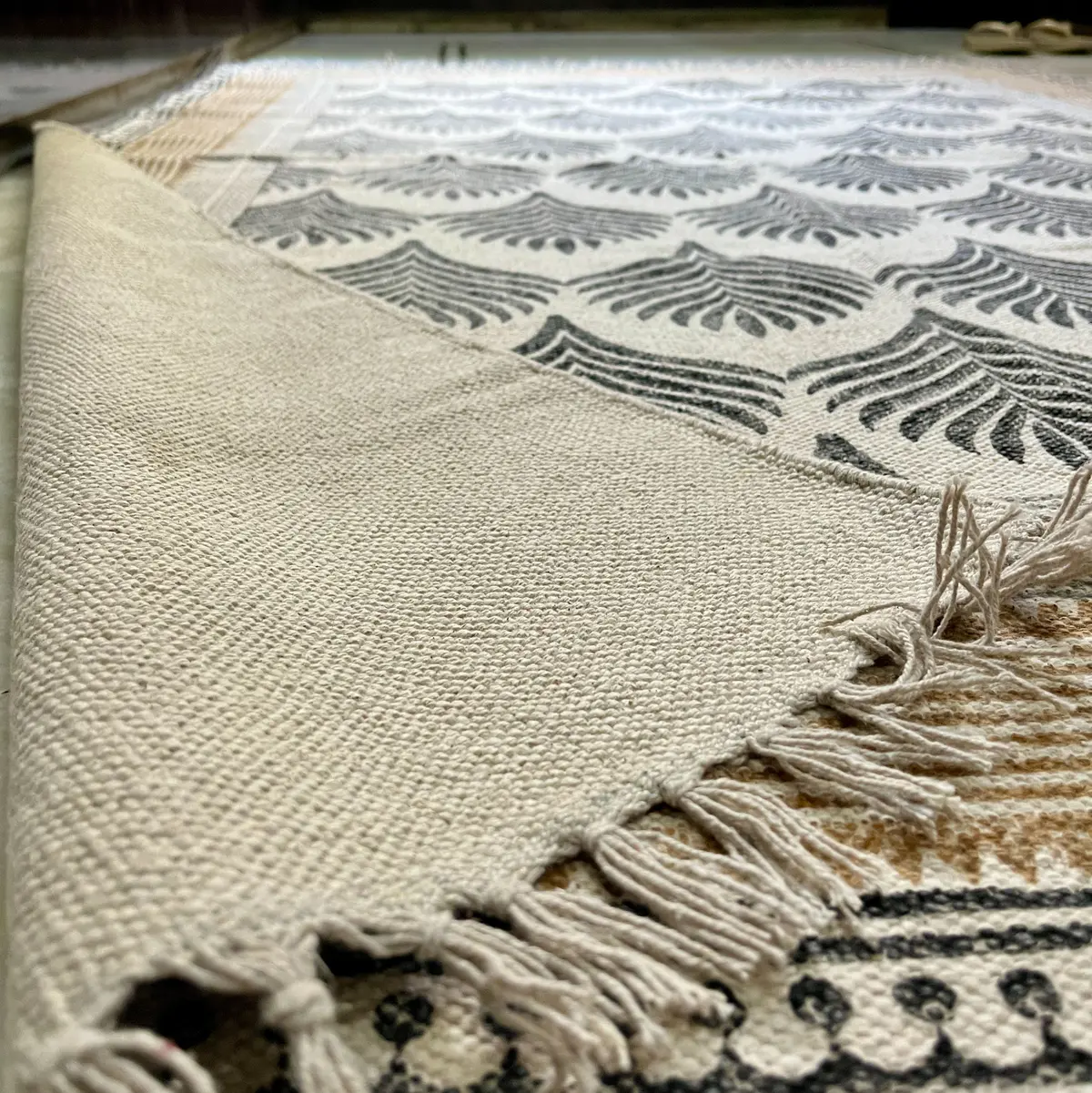 Buy premium handmade cotton rugs from India. Ethically crafted, stylish & perfect for living room and bedroom décor.