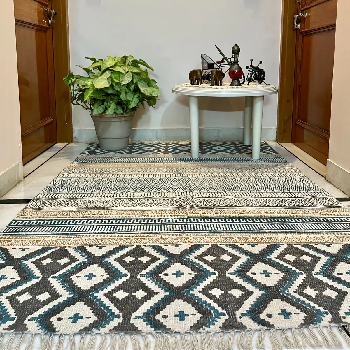 Explore boho handmade Indian rugs in natural cotton. Durable, stylish area rugs for modern and traditional homes.