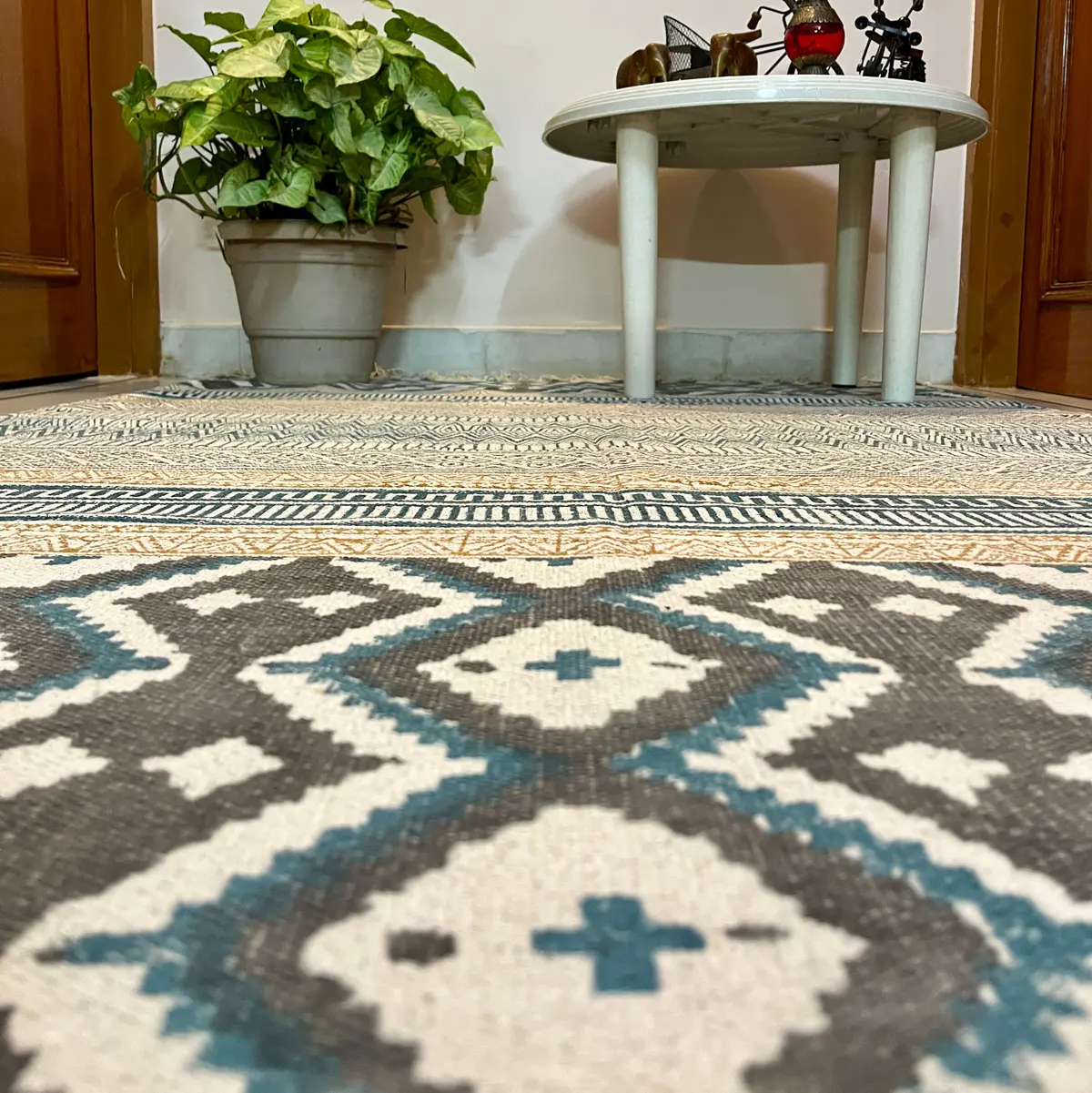 Explore boho handmade Indian rugs in natural cotton. Durable, stylish area rugs for modern and traditional homes.