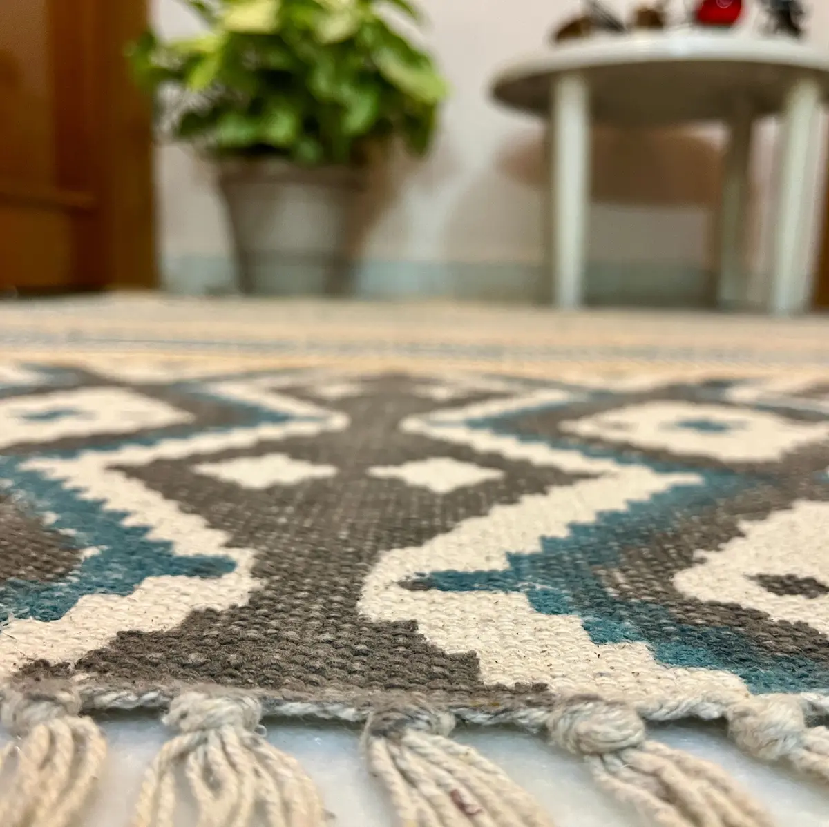 Explore boho handmade Indian rugs in natural cotton. Durable, stylish area rugs for modern and traditional homes.