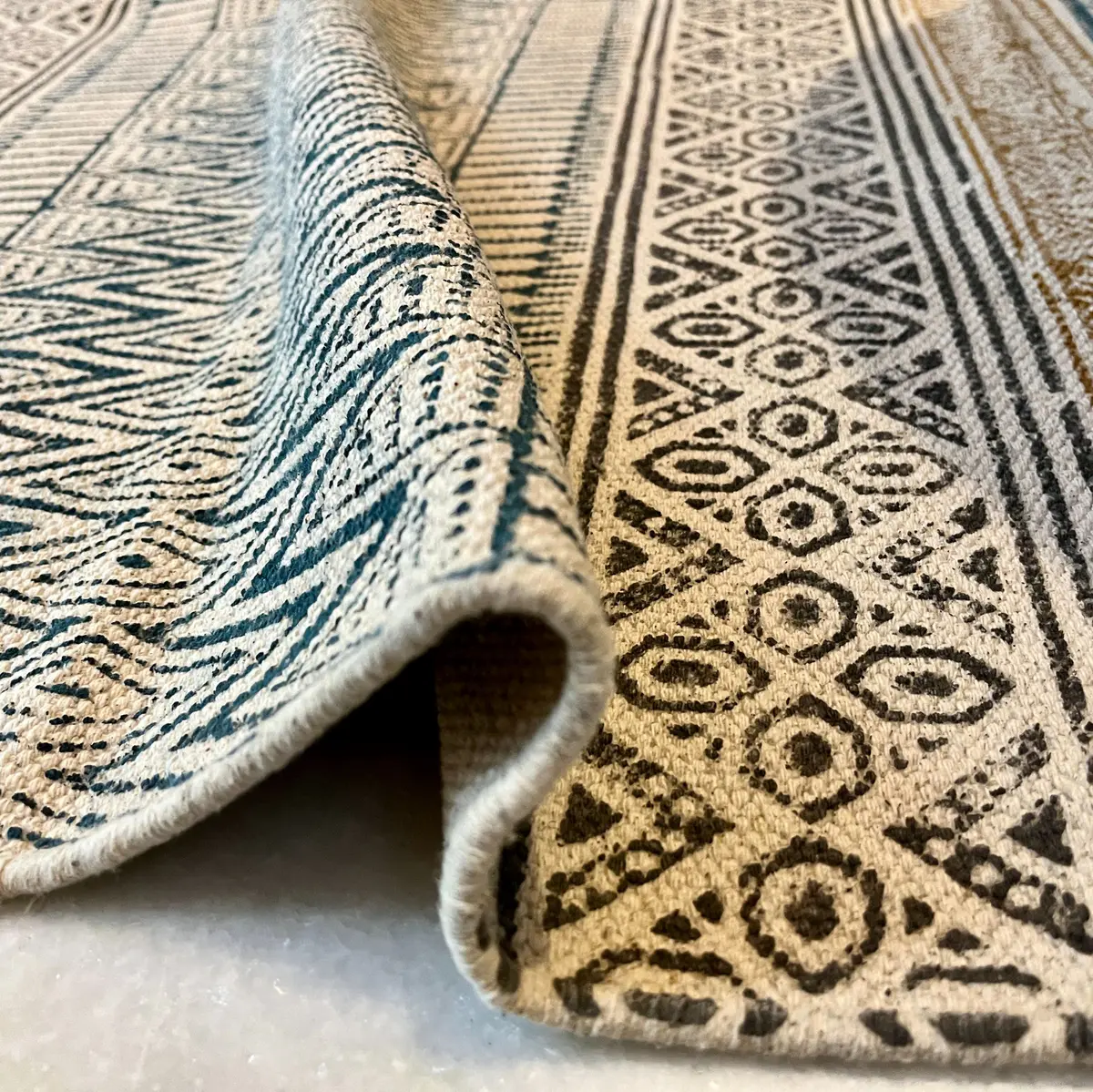 Explore boho handmade Indian rugs in natural cotton. Durable, stylish area rugs for modern and traditional homes.
