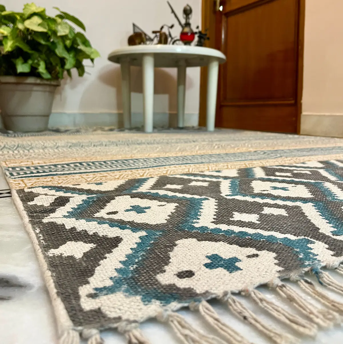 Explore boho handmade Indian rugs in natural cotton. Durable, stylish area rugs for modern and traditional homes.