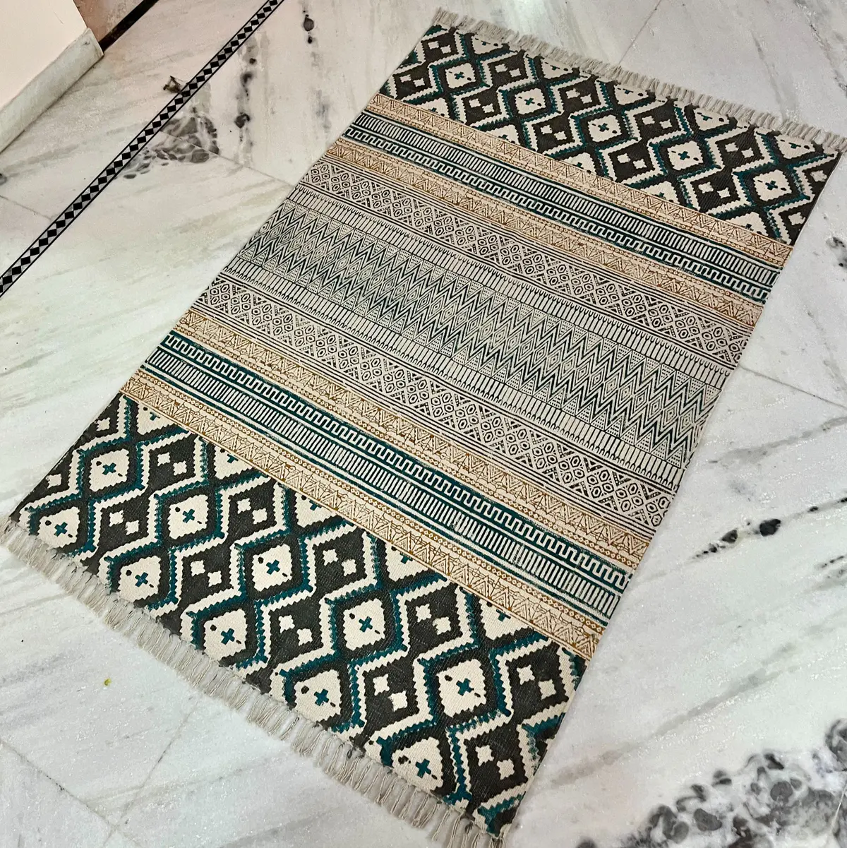 Explore boho handmade Indian rugs in natural cotton. Durable, stylish area rugs for modern and traditional homes.