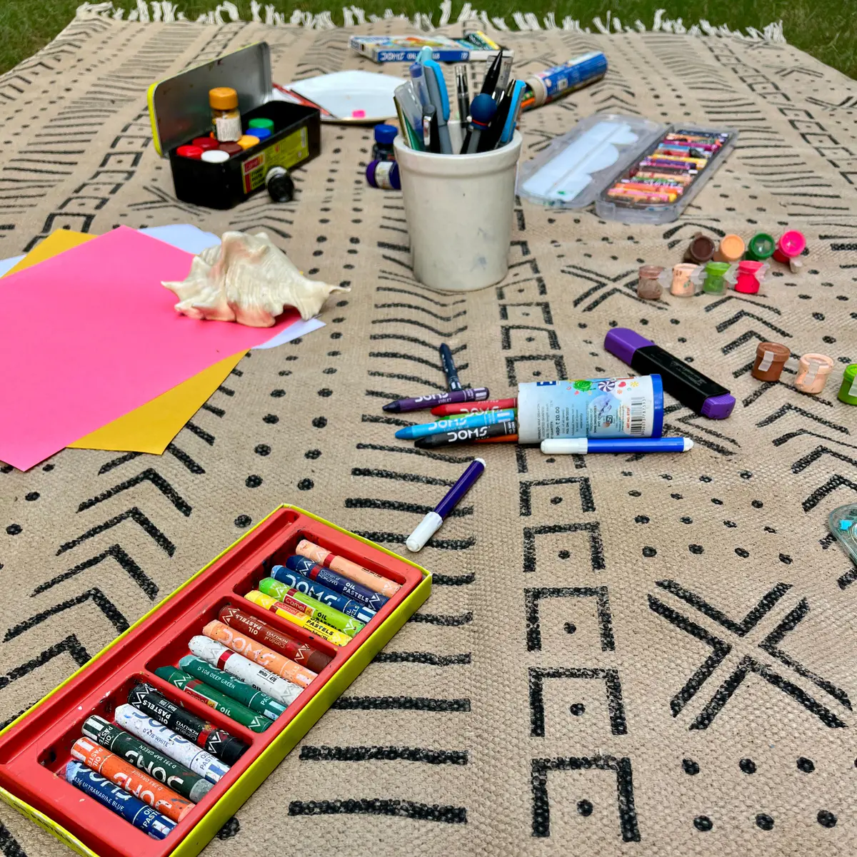 Explore boho handmade Indian rugs in natural cotton. Durable, stylish area rugs for modern and traditional homes.