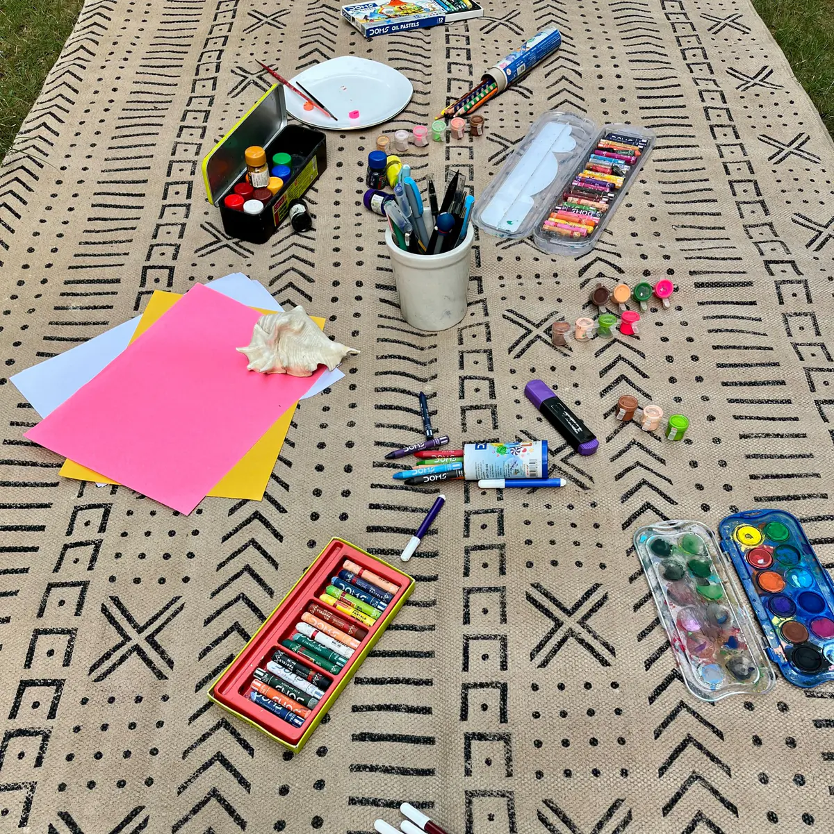 Explore boho handmade Indian rugs in natural cotton. Durable, stylish area rugs for modern and traditional homes.