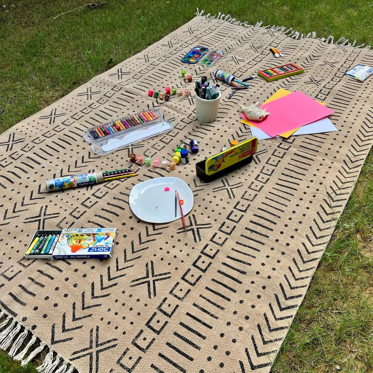 Explore boho handmade Indian rugs in natural cotton. Durable, stylish area rugs for modern and traditional homes.